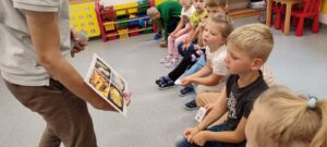 Warsztaty edukacji finansowej w najstarszej grupie w „Tropicielach”