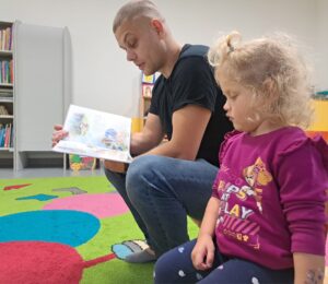 Czyta tato Kamil dla Skrzatów