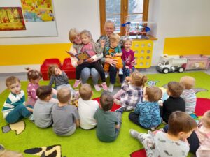 Czyta babcia Ela i dziadek Sławek – Skrzaty
