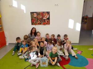 Czyta babcia Renia dla Skrzatów