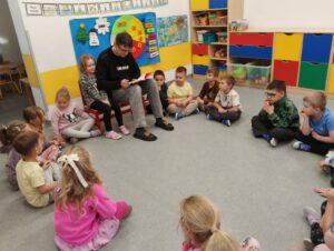 Czyta tata Emilki, Filipa i Wiktorii O.