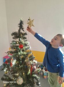 Chochliki ubierają choinkę